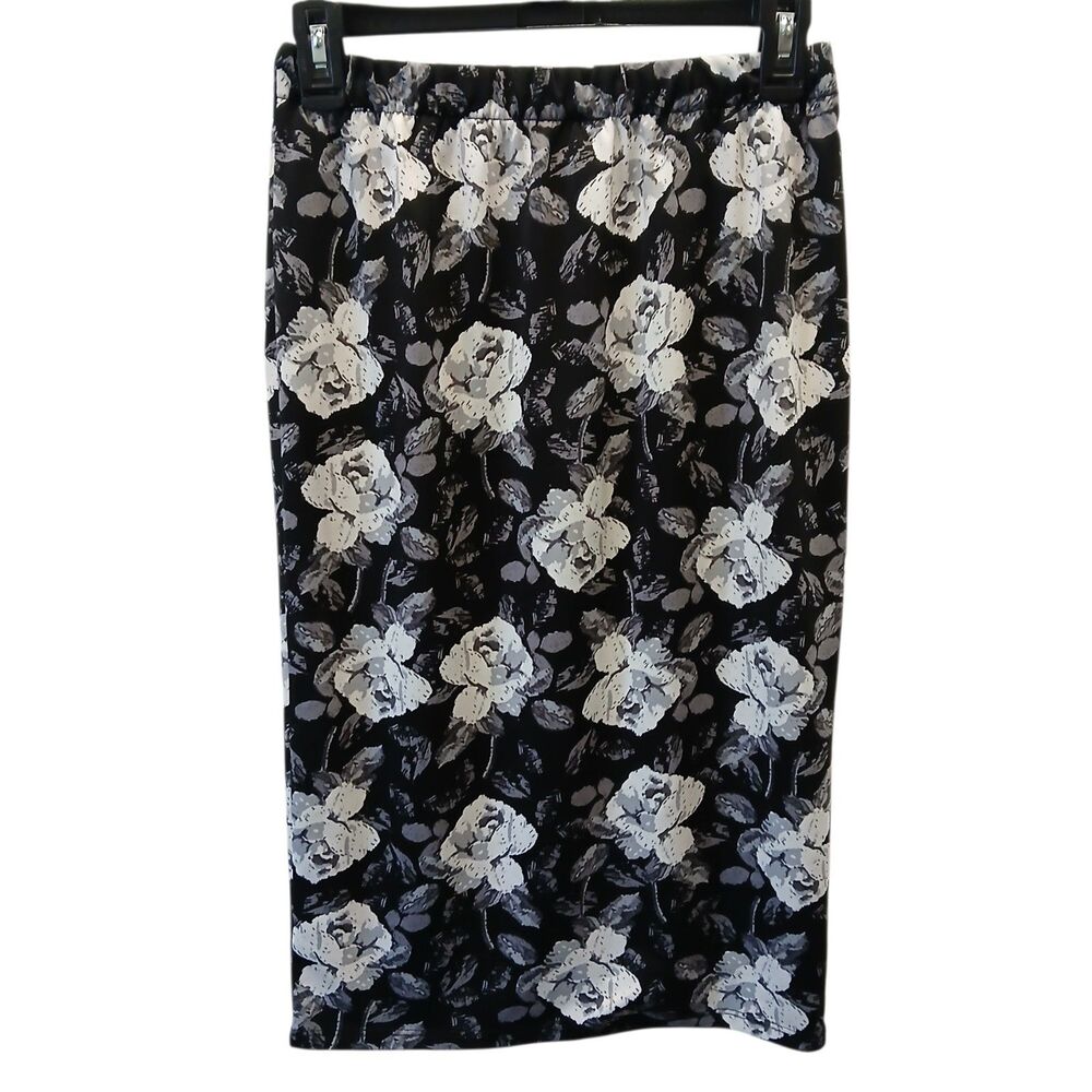 Zadie B's Midi Back/White Floral Stretch Lined Pull On Skirt Size Small Roses